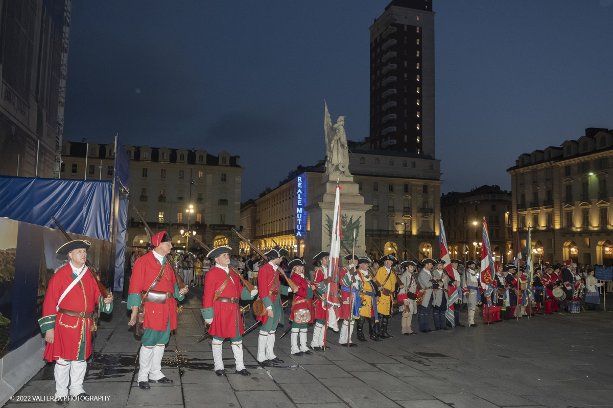 _DSF8925.jpg - 23/01/2022. Torino. Eâ€™ caduto verso Porta Nuova  il Toro fissato in cima al FarÃ² che dÃ  il via ai festeggiamenti di San Giovanni, patrono di TorinoSecondo la leggenda, per la cittÃ , sarÃ  un anno fortunato.  Nella foto i fucilieri del corteo storico schierati per sparare il colpo a salve che dÃ  il via all'operazione.