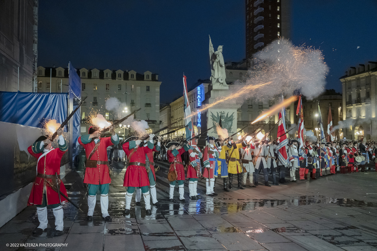 _DSF8949.jpg - 23/01/2022. Torino. Eâ€™ caduto verso Porta Nuova  il Toro fissato in cima al FarÃ² che dÃ  il via ai festeggiamenti di San Giovanni, patrono di TorinoSecondo la leggenda, per la cittÃ , sarÃ  un anno fortunato.  Nella foto i fucilieri del corteo storico sparano il colpo a salve che dÃ l viÃ  all'operazione.