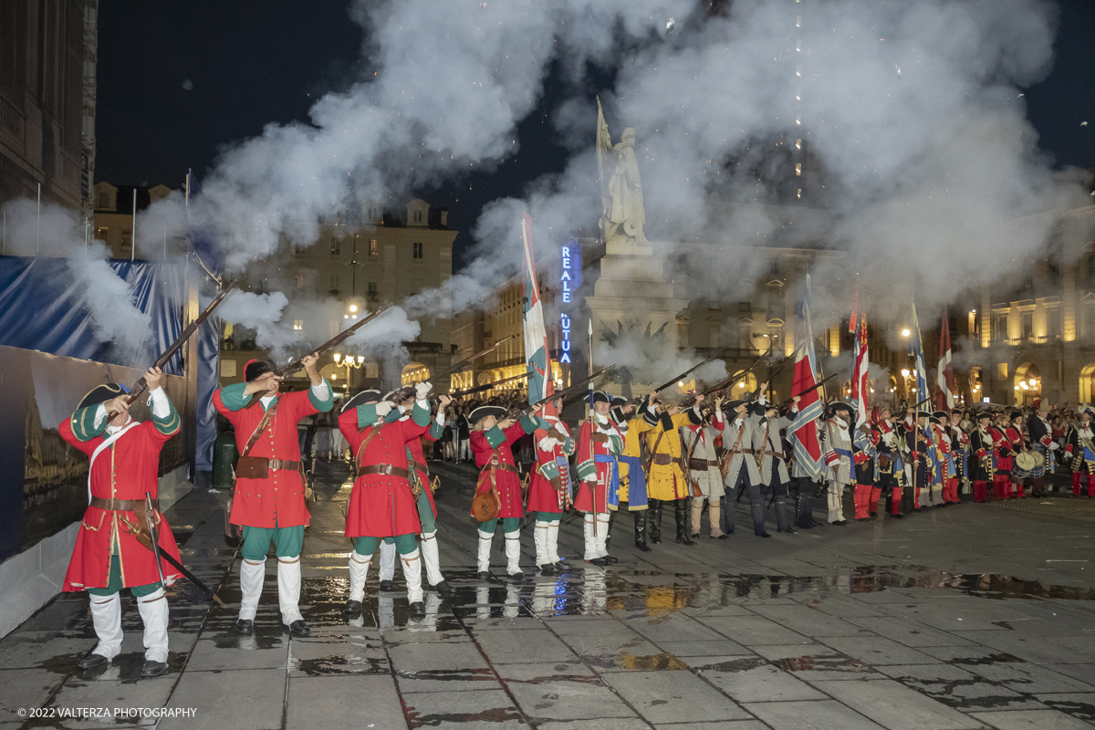 _DSF8950.jpg - 23/01/2022. Torino. Eâ€™ caduto verso Porta Nuova  il Toro fissato in cima al FarÃ² che dÃ  il via ai festeggiamenti di San Giovanni, patrono di TorinoSecondo la leggenda, per la cittÃ , sarÃ  un anno fortunato.  Nella foto i fucilieri del corteo storico sparano il colpo a salve che dÃ l viÃ  all'operazione.