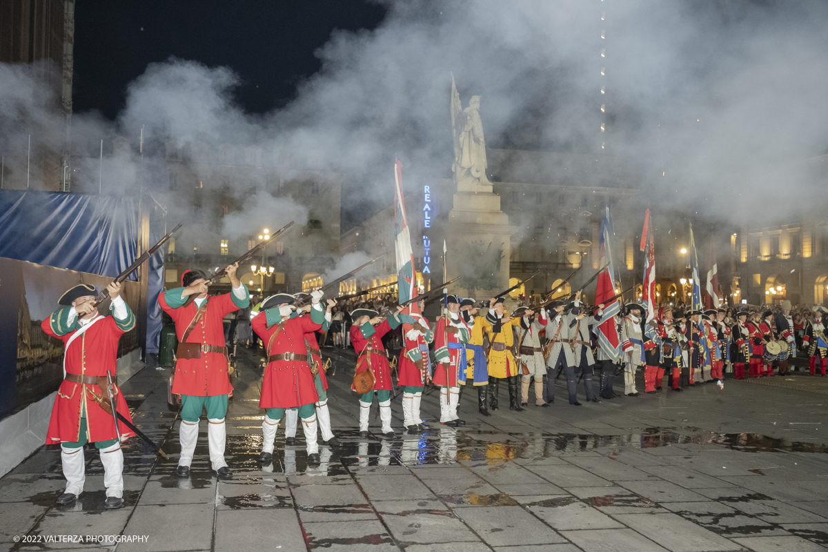 _DSF8952.jpg - 23/01/2022. Torino. Eâ€™ caduto verso Porta Nuova  il Toro fissato in cima al FarÃ² che dÃ  il via ai festeggiamenti di San Giovanni, patrono di TorinoSecondo la leggenda, per la cittÃ , sarÃ  un anno fortunato.  Nella foto i fucilieri del corteo storico sparano il colpo a salve che dÃ l viÃ  all'operazione.