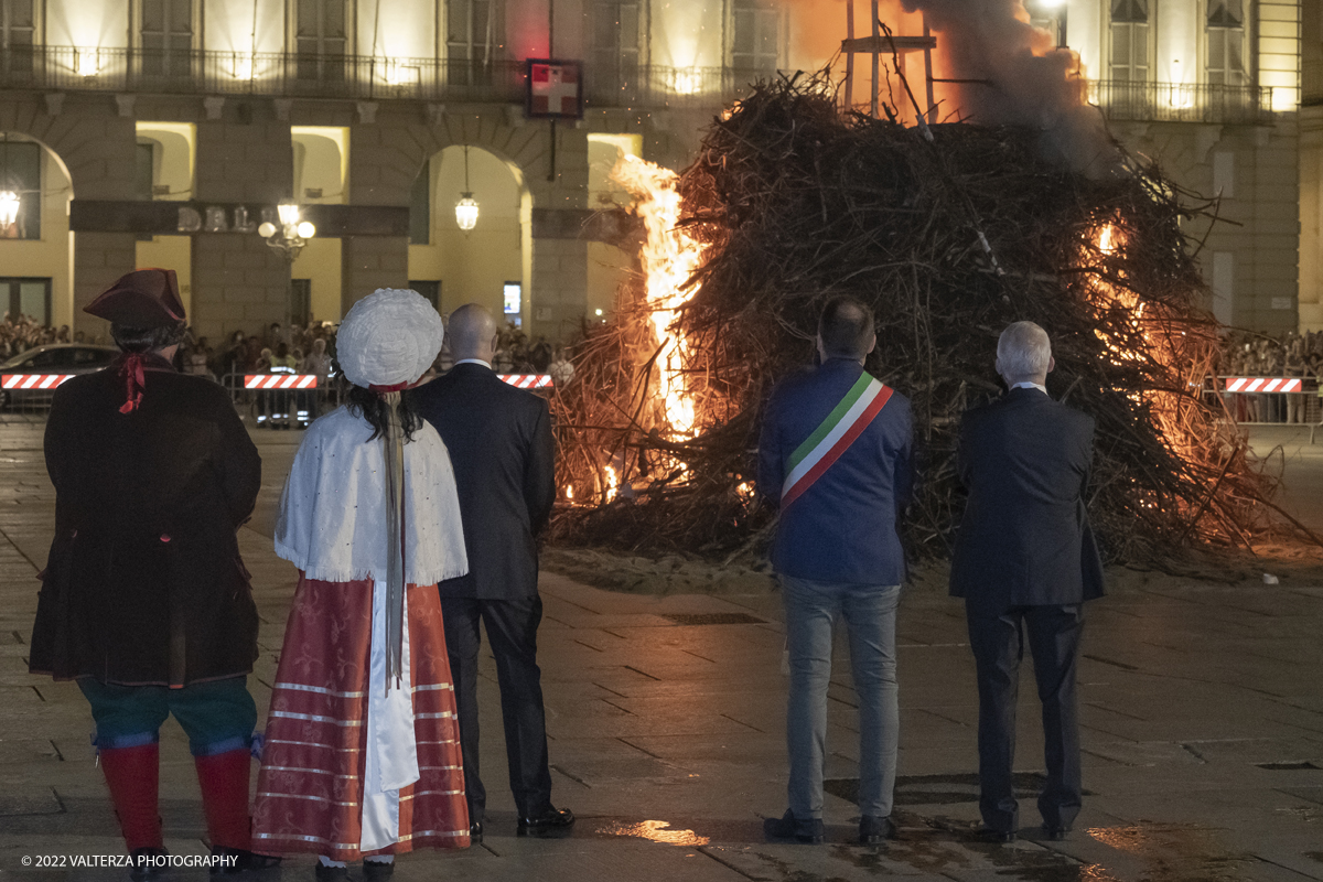 _DSF8971.jpg - 23/01/2022. Torino. Eâ€™ caduto verso Porta Nuova  il Toro fissato in cima al FarÃ² che dÃ  il via ai festeggiamenti di San Giovanni, patrono di TorinoSecondo la leggenda, per la cittÃ , sarÃ  un anno fortunato.  Nella foto il sindaco di torino con le figure storiche di Gianduja e Giacometta segue l'accensione del farÃ²