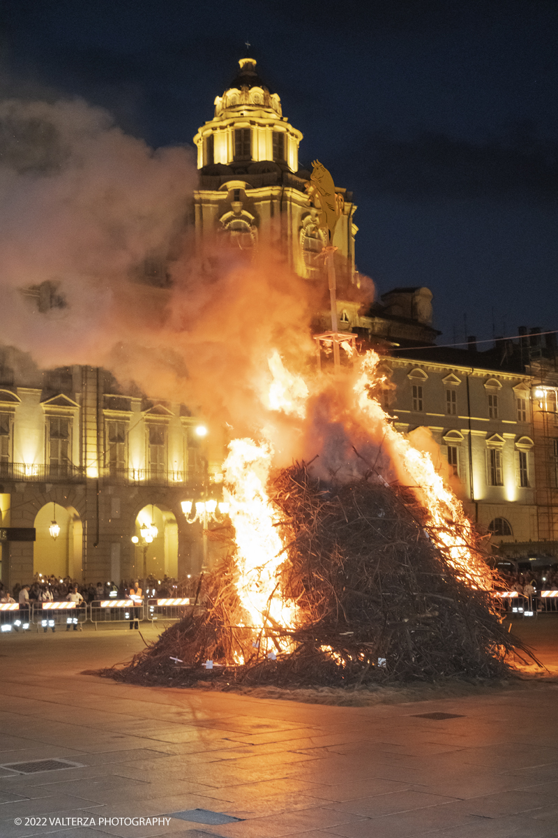 _DSF8982.jpg - 23/01/2022. Torino. Eâ€™ caduto verso Porta Nuova  il Toro fissato in cima al FarÃ² che dÃ  il via ai festeggiamenti di San Giovanni, patrono di TorinoSecondo la leggenda, per la cittÃ , sarÃ  un anno fortunato.  Nella foto il fâ€ŽarÃ² con  il Toro ,emblema della cittÃ , fissato in cima comincia a bruciare