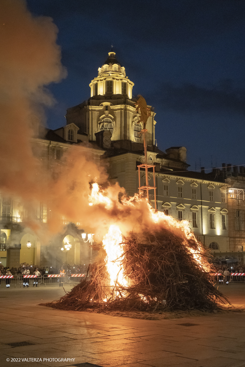 _DSF8986.jpg - 23/01/2022. Torino. Eâ€™ caduto verso Porta Nuova  il Toro fissato in cima al FarÃ² che dÃ  il via ai festeggiamenti di San Giovanni, patrono di TorinoSecondo la leggenda, per la cittÃ , sarÃ  un anno fortunato.  Nella foto il fâ€ŽarÃ² con  il Toro ,emblema della cittÃ , fissato in cima comincia a bruciare