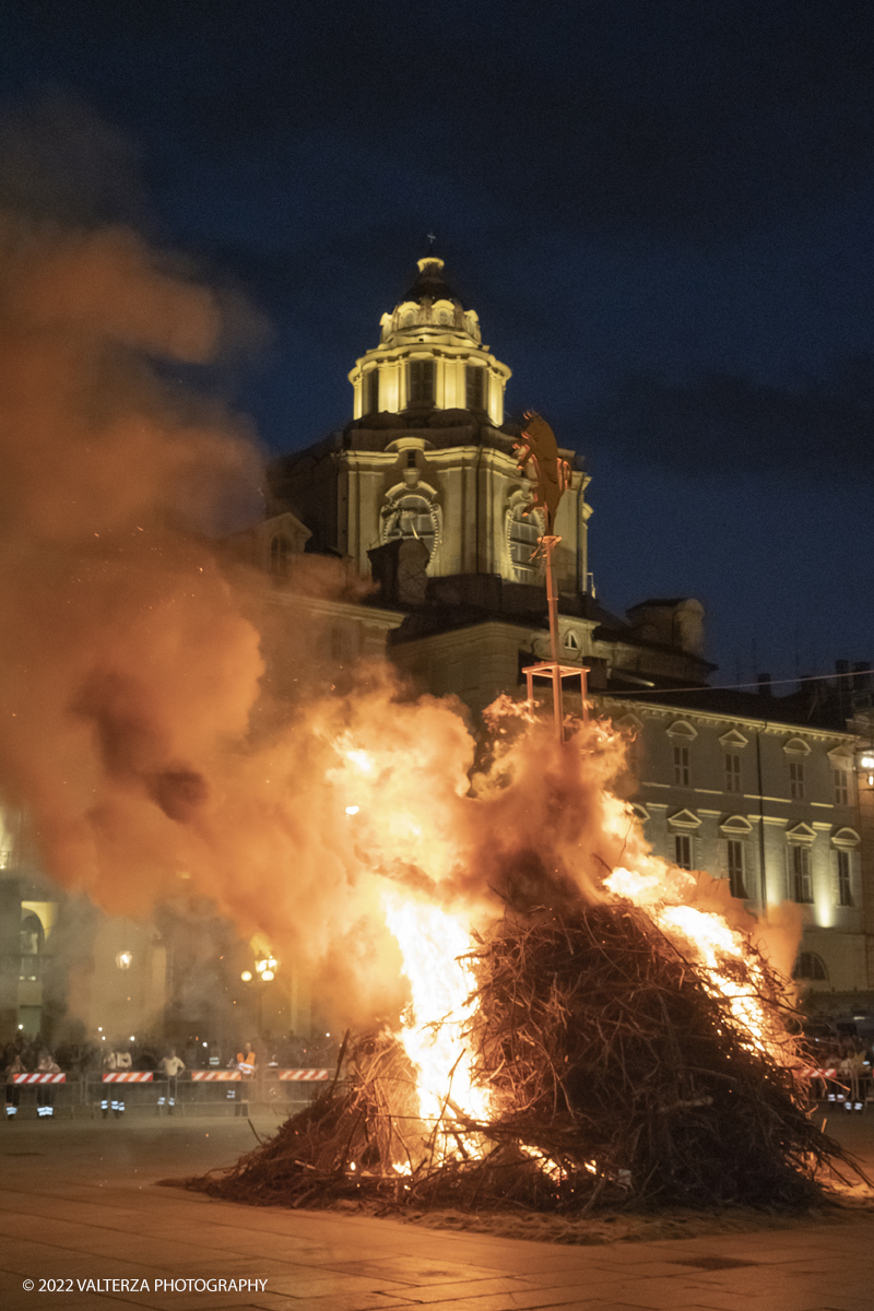 _DSF8989.jpg - 23/01/2022. Torino. Eâ€™ caduto verso Porta Nuova  il Toro fissato in cima al FarÃ² che dÃ  il via ai festeggiamenti di San Giovanni, patrono di TorinoSecondo la leggenda, per la cittÃ , sarÃ  un anno fortunato.  Nella foto il fâ€ŽarÃ² con  il Toro ,emblema della cittÃ , fissato in cima comincia a bruciare