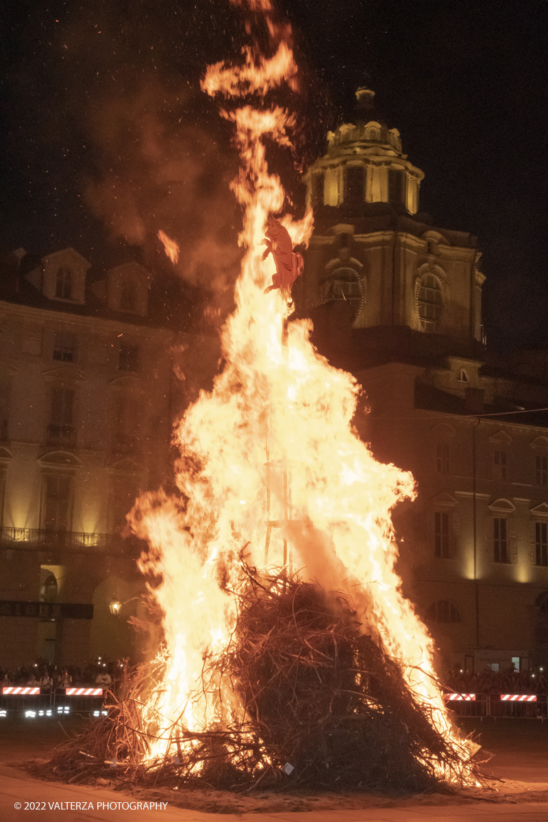 _DSF9028.jpg - 23/01/2022. Torino. Eâ€™ caduto verso Porta Nuova  il Toro fissato in cima al FarÃ² che dÃ  il via ai festeggiamenti di San Giovanni, patrono di TorinoSecondo la leggenda, per la cittÃ , sarÃ  un anno fortunato.  Nella foto  il Toro ,emblema della cittÃ , fissato in cima comincia anche lui a bruciare