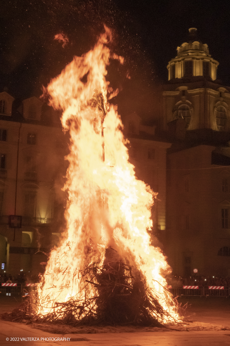 _DSF9047.jpg - 23/01/2022. Torino. Eâ€™ caduto verso Porta Nuova  il Toro fissato in cima al FarÃ² che dÃ  il via ai festeggiamenti di San Giovanni, patrono di TorinoSecondo la leggenda, per la cittÃ , sarÃ  un anno fortunato.  Nella foto  il Toro ,emblema della cittÃ , fissato in cima comincia anche lui a bruciare