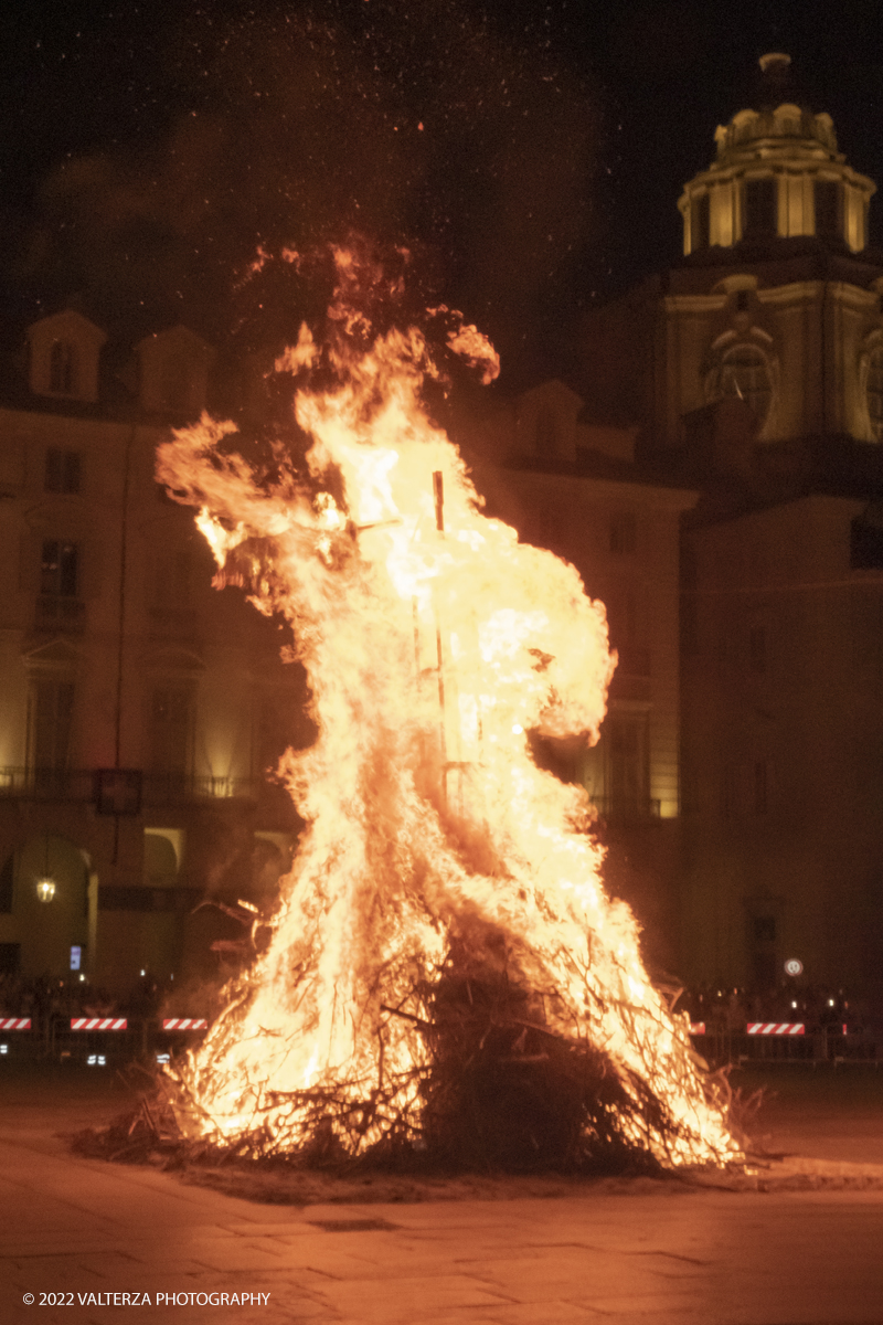 _DSF9048.jpg - 23/01/2022. Torino. Eâ€™ caduto verso Porta Nuova  il Toro fissato in cima al FarÃ² che dÃ  il via ai festeggiamenti di San Giovanni, patrono di TorinoSecondo la leggenda, per la cittÃ , sarÃ  un anno fortunato.  Nella foto  il Toro ,emblema della cittÃ , fissato in cima  al farÃ² bruciando cade versp Porta Nuova, buon segno.