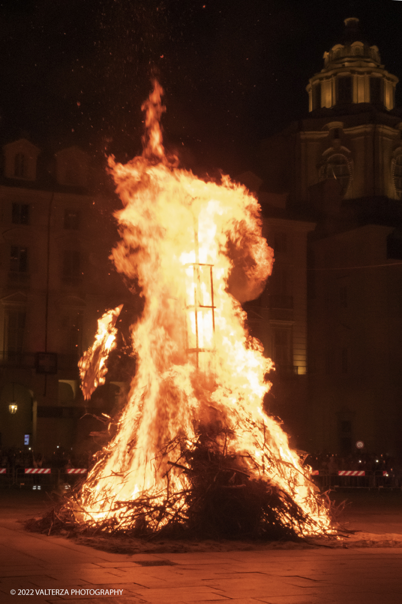 _DSF9049.jpg - 23/01/2022. Torino. Eâ€™ caduto verso Porta Nuova  il Toro fissato in cima al FarÃ² che dÃ  il via ai festeggiamenti di San Giovanni, patrono di TorinoSecondo la leggenda, per la cittÃ , sarÃ  un anno fortunato.  Nella foto  il Toro ,emblema della cittÃ , fissato in cima  al farÃ² bruciando cade versp Porta Nuova, buon segno.