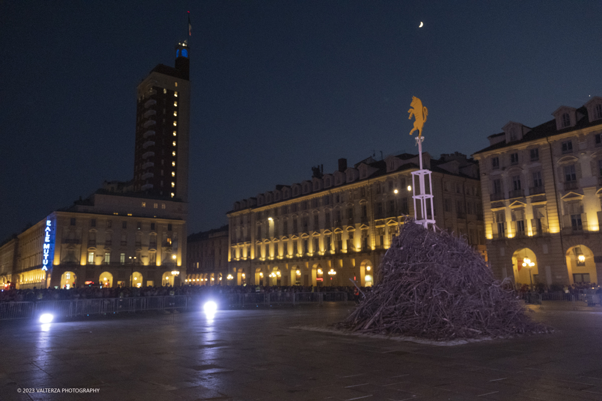 _DSF5103.jpg - 23/06/2023. Torino.Ogni anno, durante la sera del 23 giugno, precedente il giorno dedicato a San Giovanni Battista, patrono della cittÃ  di Torino, con il raduno dei cittadini viene acceso un falÃ² in Piazza Castello.