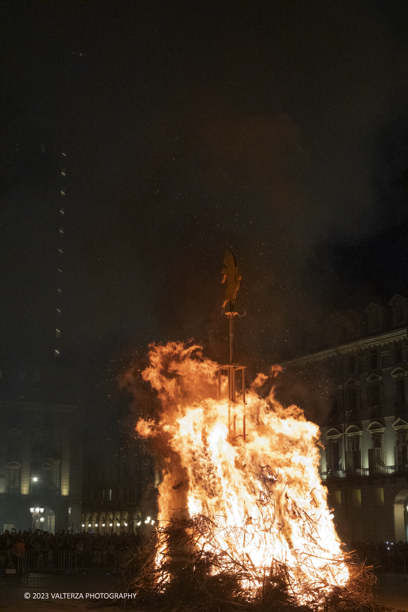 _DSF5460.jpg - 23/06/2023. Torino.Ogni anno, durante la sera del 23 giugno, precedente il giorno dedicato a San Giovanni Battista, patrono della cittÃ  di Torino, con il raduno dei cittadini viene acceso un falÃ² in Piazza Castello.