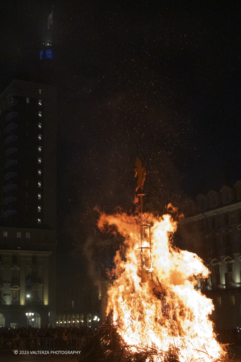 _DSF5651.jpg - 23/06/2023. Torino.Ogni anno, durante la sera del 23 giugno, precedente il giorno dedicato a San Giovanni Battista, patrono della cittÃ  di Torino, con il raduno dei cittadini viene acceso un falÃ² in Piazza Castello.