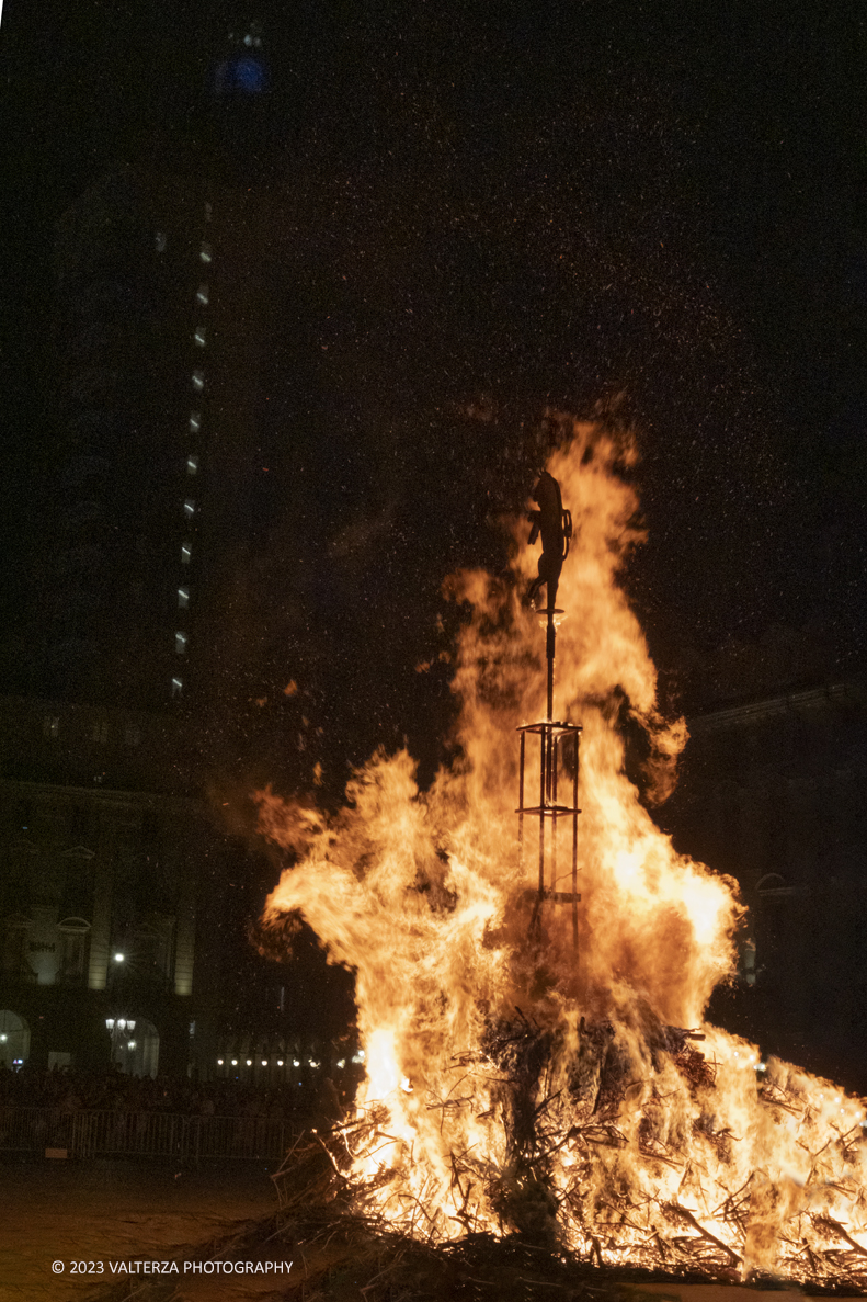 _DSF6178.jpg - 23/06/2023. Torino.Ogni anno, durante la sera del 23 giugno, precedente il giorno dedicato a San Giovanni Battista, patrono della cittÃ  di Torino, con il raduno dei cittadini viene acceso un falÃ² in Piazza Castello.