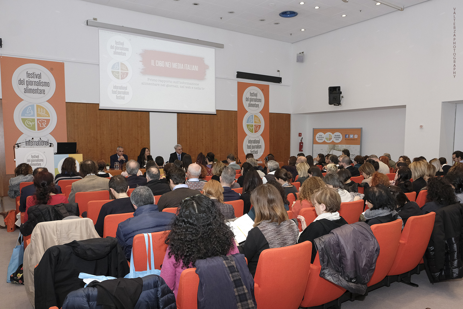 _DSF6292.jpg - 20/02/2020. Lingotto Fiere, Torino.  grazie alla presenza di esperti di settore, di alimentaristi, di aziende, di Associazioni, di semplici cittadini interessati e, soprattutto, di giornalisti, blogger e comunicatori. Nella foto la sala Madrid sede del convegno Il cibo nei Media Italiani uno studio sviluppato dalla organizzazione del festival.