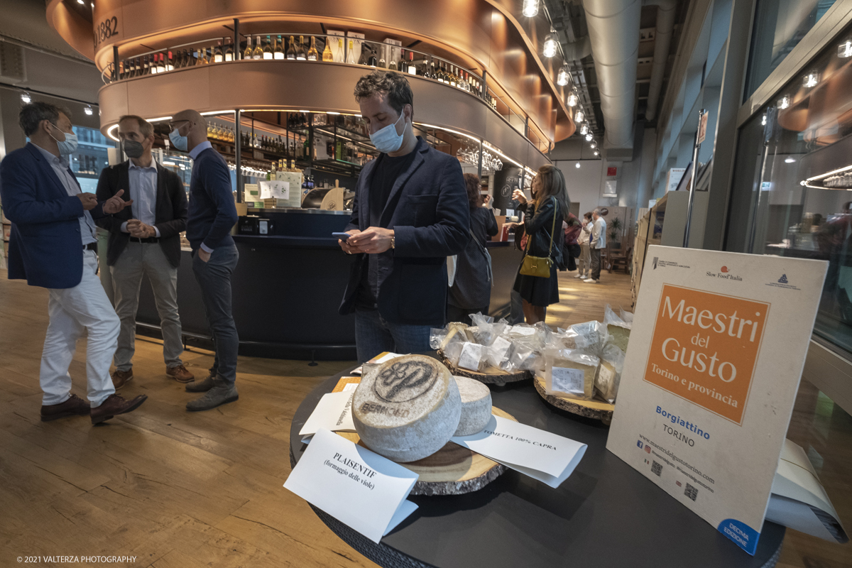 _DSF7633.jpg - 25/09/2021.Torino. Si Ã¨ svolta l'anteprima in presenza del Festival del Giornalismo Alimentare 2021 con â€œSostenibili dalla colazione allâ€™aperitivo". Nella foto  l'area di Affini a Green Pea, il locale allâ€™ultimo piano dellâ€™area commerciale interamente dedicata ai prodotti sostenibili dove si Ã¨ svolto l'evento.