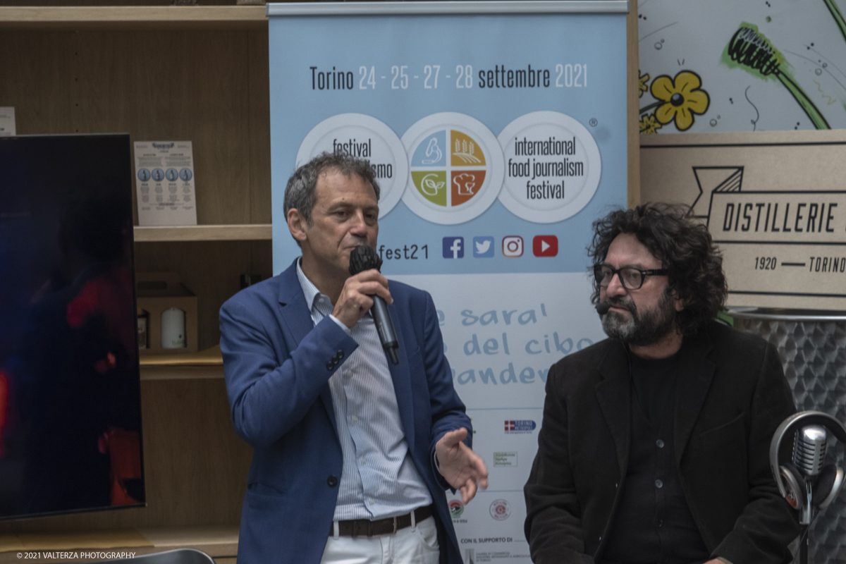 _DSF7716.jpg - 25/09/2021.Torino. Si Ã¨ svolta l'anteprima in presenza del Festival del Giornalismo Alimentare 2021 con â€œSostenibili dalla colazione allâ€™aperitivo". Nella foto il conduttore radiofonico Marco Fedele e il direttore del Festival Massimiliano Borgia,  presentano questo evento dedicato alla sostenibilitÃ  nel cibo.