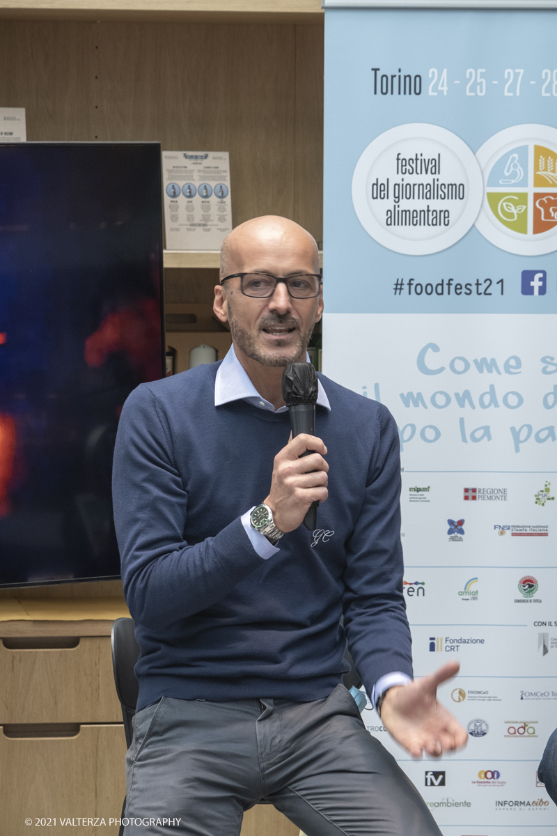 _DSF7746.jpg - 25/09/2021.Torino. Si Ã¨ svolta l'anteprima in presenza del Festival del Giornalismo Alimentare 2021 con â€œSostenibili dalla colazione allâ€™aperitivo". Nella foto Guido Castagna, maestro cioccolatiere di Torino ha illustrato il Progetto che vuole  il giandujotto, al rango di un prodotto garantito e tutelato IGP.