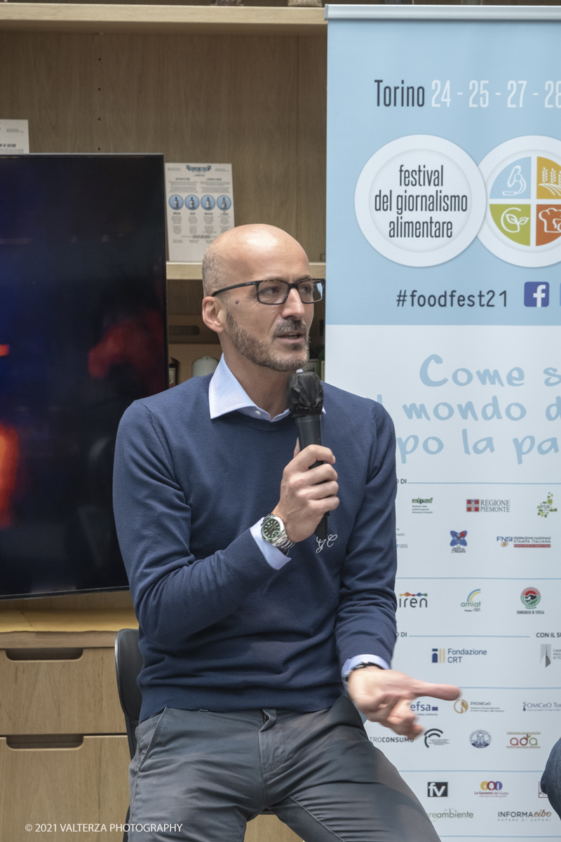 _DSF7747.jpg - 25/09/2021.Torino. Si Ã¨ svolta l'anteprima in presenza del Festival del Giornalismo Alimentare 2021 con â€œSostenibili dalla colazione allâ€™aperitivo". Nella foto Guido Castagna, maestro cioccolatiere di Torino ha illustrato il Progetto che vuole  il giandujotto, al rango di un prodotto garantito e tutelato IGP.