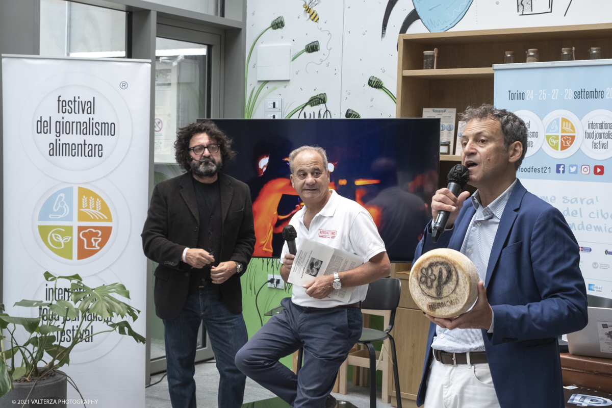 _DSF7873.jpg - 25/09/2021.Torino. Si Ã¨ svolta l'anteprima in presenza del Festival del Giornalismo Alimentare 2021 con â€œSostenibili dalla colazione allâ€™aperitivo". Nella foto Luciano Guidotti, intervistatoda  Marco Fedele e Massimiliano Borgia illustra  i formaggi in degustazione dei casari della provincia di Torino (tometta 100% di capra, toma della val Chiusella, Plaisentif il formaggio delle viole)