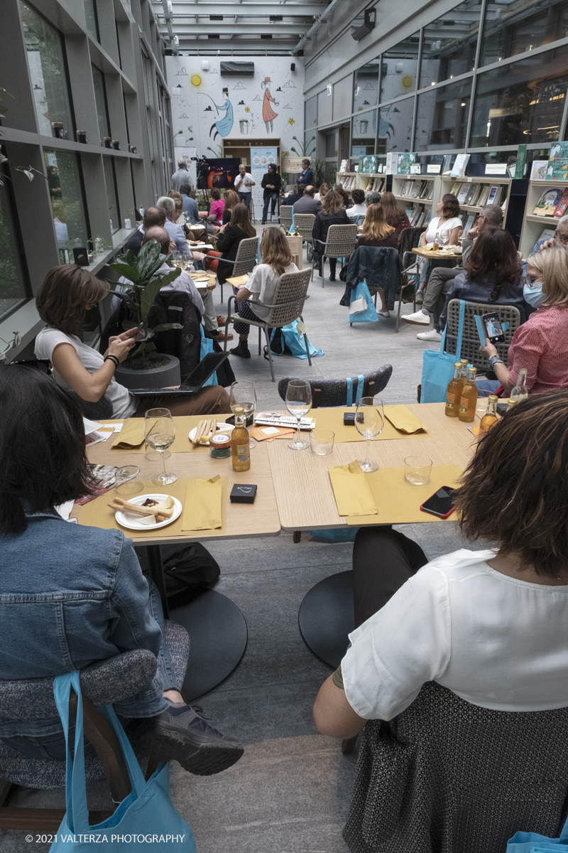 _DSF7894.jpg - 25/09/2021.Torino. Si Ã¨ svolta l'anteprima in presenza del Festival del Giornalismo Alimentare 2021 con â€œSostenibili dalla colazione allâ€™aperitivo". Nella foto un momento della mattinata del festival nella sala che ha ospitato l'evento