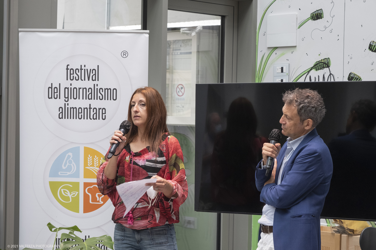 _DSF8025.jpg - 25/09/2021.Torino. Si Ã¨ svolta l'anteprima in presenza del Festival del Giornalismo Alimentare 2021 con â€œSostenibili dalla colazione allâ€™aperitivo". Nella foto La curatrice, Paola Uberti ha poi presentato la prima pubblicazione del Festival: â€œLe ricette della sostenibilitÃ â€�.