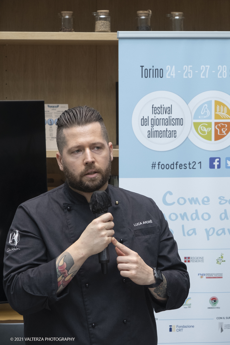 _DSF8265.jpg - 25/09/2021.Torino. Si Ã¨ svolta l'anteprima in presenza del Festival del Giornalismo Alimentare 2021 con â€œSostenibili dalla colazione allâ€™aperitivo". Nella foto Luca AndrÃ©, chef simbolo della cucina vegana a Torino