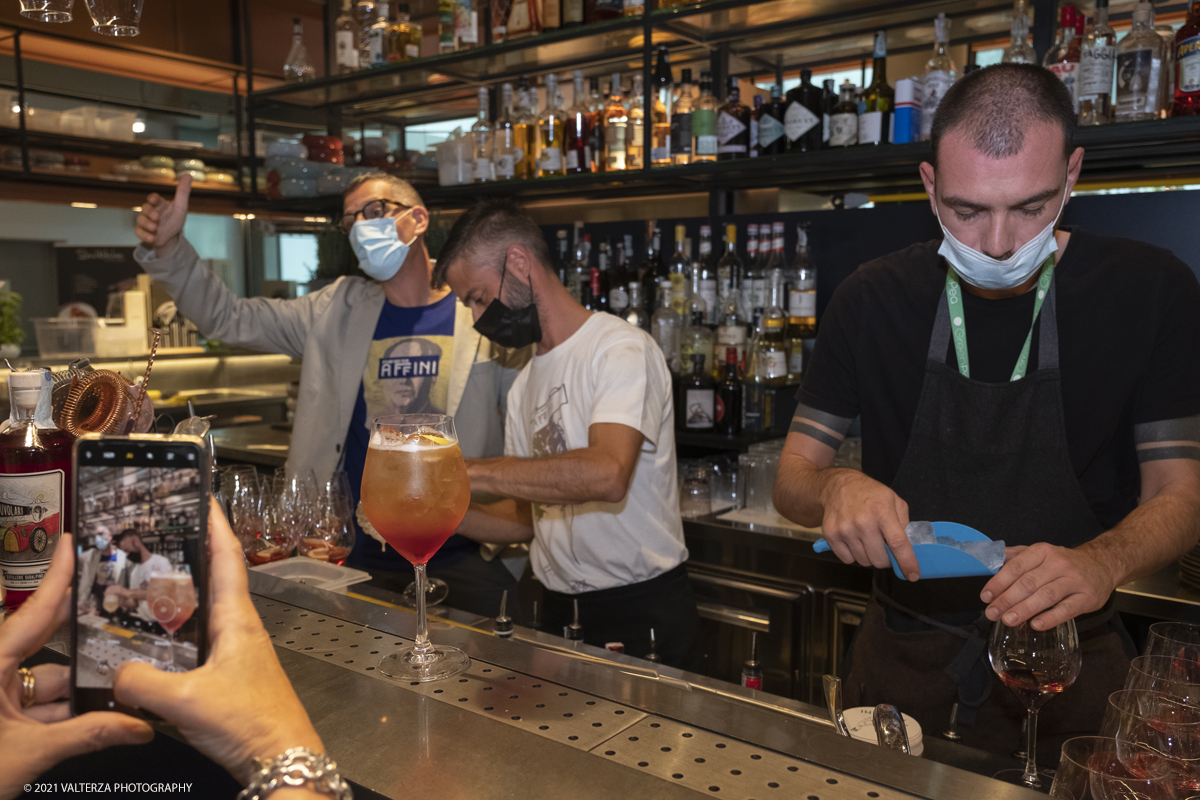 _DSF8293.jpg - 25/09/2021.Torino. Si Ã¨ svolta l'anteprima in presenza del Festival del Giornalismo Alimentare 2021 con â€œSostenibili dalla colazione allâ€™aperitivo". Nella foto  la preparazione degli spritz piemontesi creati ad hoc da Affini