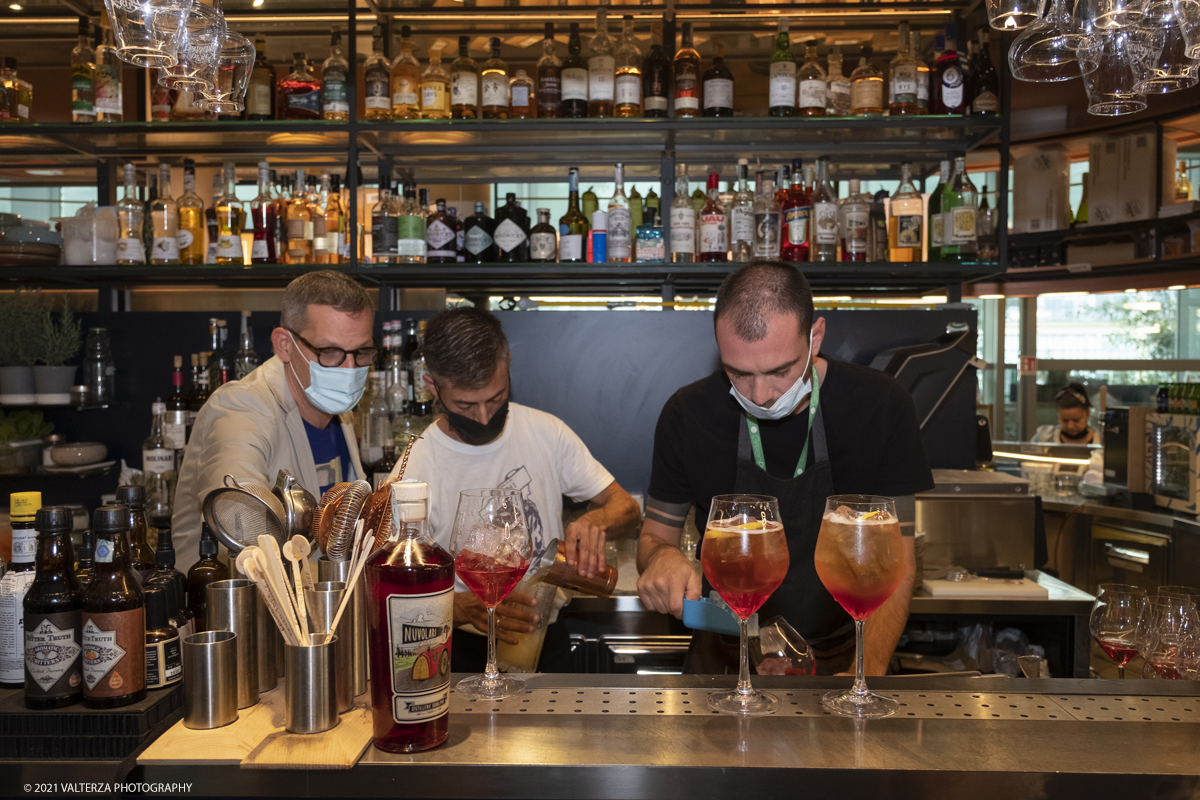 _DSF8296.jpg - 25/09/2021.Torino. Si Ã¨ svolta l'anteprima in presenza del Festival del Giornalismo Alimentare 2021 con â€œSostenibili dalla colazione allâ€™aperitivo". Nella foto  la preparazione degli spritz piemontesi creati ad hoc da Affini