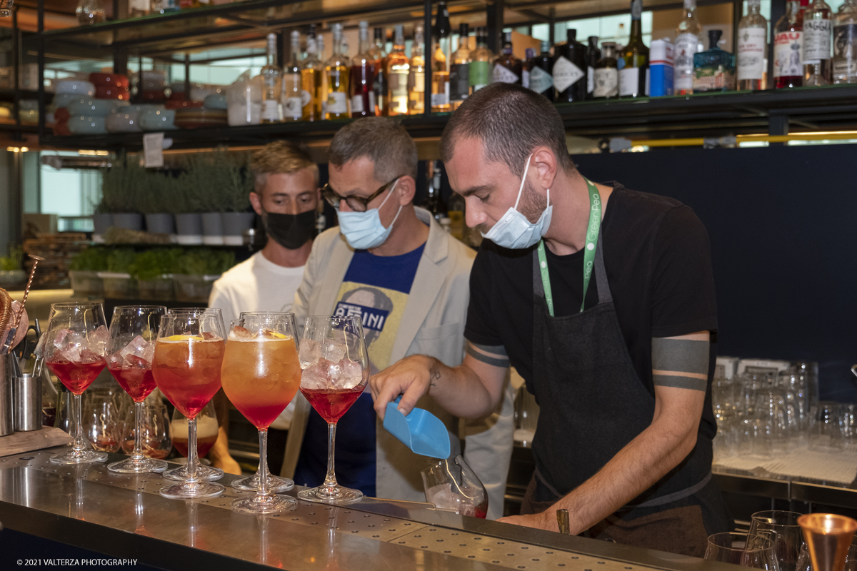 _DSF8306.jpg - 25/09/2021.Torino. Si Ã¨ svolta l'anteprima in presenza del Festival del Giornalismo Alimentare 2021 con â€œSostenibili dalla colazione allâ€™aperitivo". Nella foto  la preparazione degli spritz piemontesi creati ad hoc da Affini