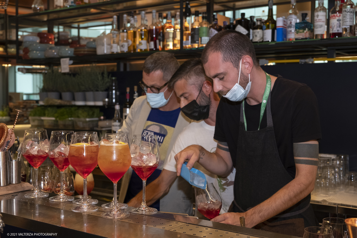 _DSF8307.jpg - 25/09/2021.Torino. Si Ã¨ svolta l'anteprima in presenza del Festival del Giornalismo Alimentare 2021 con â€œSostenibili dalla colazione allâ€™aperitivo". Nella foto  la preparazione degli spritz piemontesi creati ad hoc da Affini