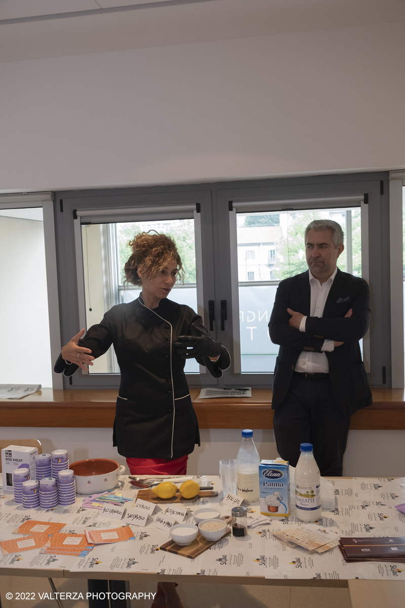 _DSF4425.jpg - 31/05/2022. Torino. Festival del Giornalismo Alimentare 2022. Laboratorio SUA MAESTÃ€ IL GELATO Insieme al Maestro del Gusto "Silvano- gelato d'altri tempi" un laboratorio per scoprire e assaporare un gelato unico nel suo genere, diventato ormai un gusto tradizionale e molto amato dai clienti del gelataio torinese: alla crema di riso, realizzato con riso vercellese.