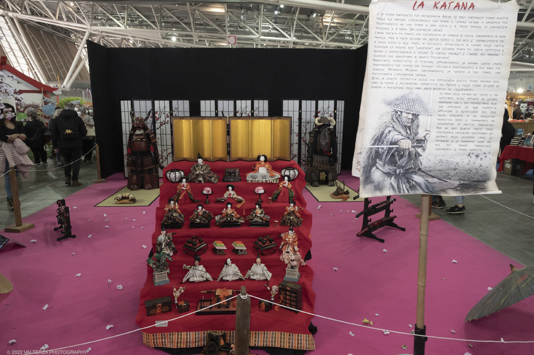 _DSF9892.jpg - 19 e 26 Marzo 2022. Torino. Festival dell'Oriente, le mostre dedicate al Giappone. Nella foto la mostra dedicata ai Samurai con le loro armature, elmetti e spade (Katane)