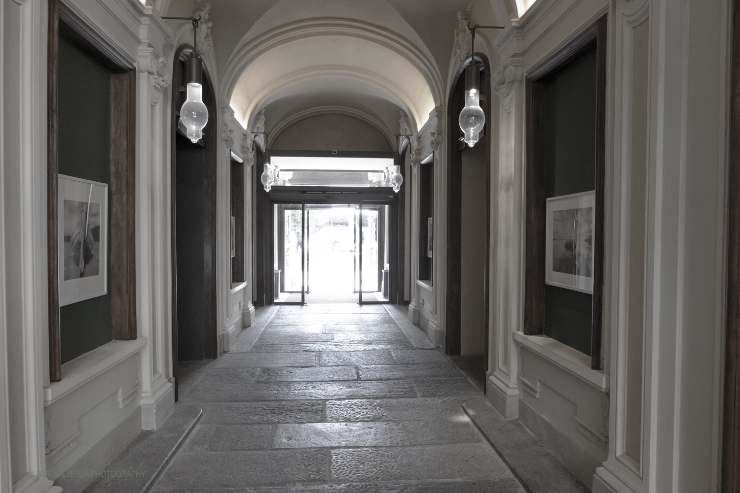 _DSF0523.jpg - 08/05/2026. Torino. Mostra ed incontro con il fotografo Toni Thorimbert, una  ottima opportunitÃ  per entrare nel mondo dellâ€™artista italosvizzero e scoprire come la sua fotografia si sia evoluta tra sperimentazione, introspezione e una sorprendente originalitÃ . Nella foto l'entrata al NH Hotel di piazza Carlina dve c'Ã¨ una appendice della mostra