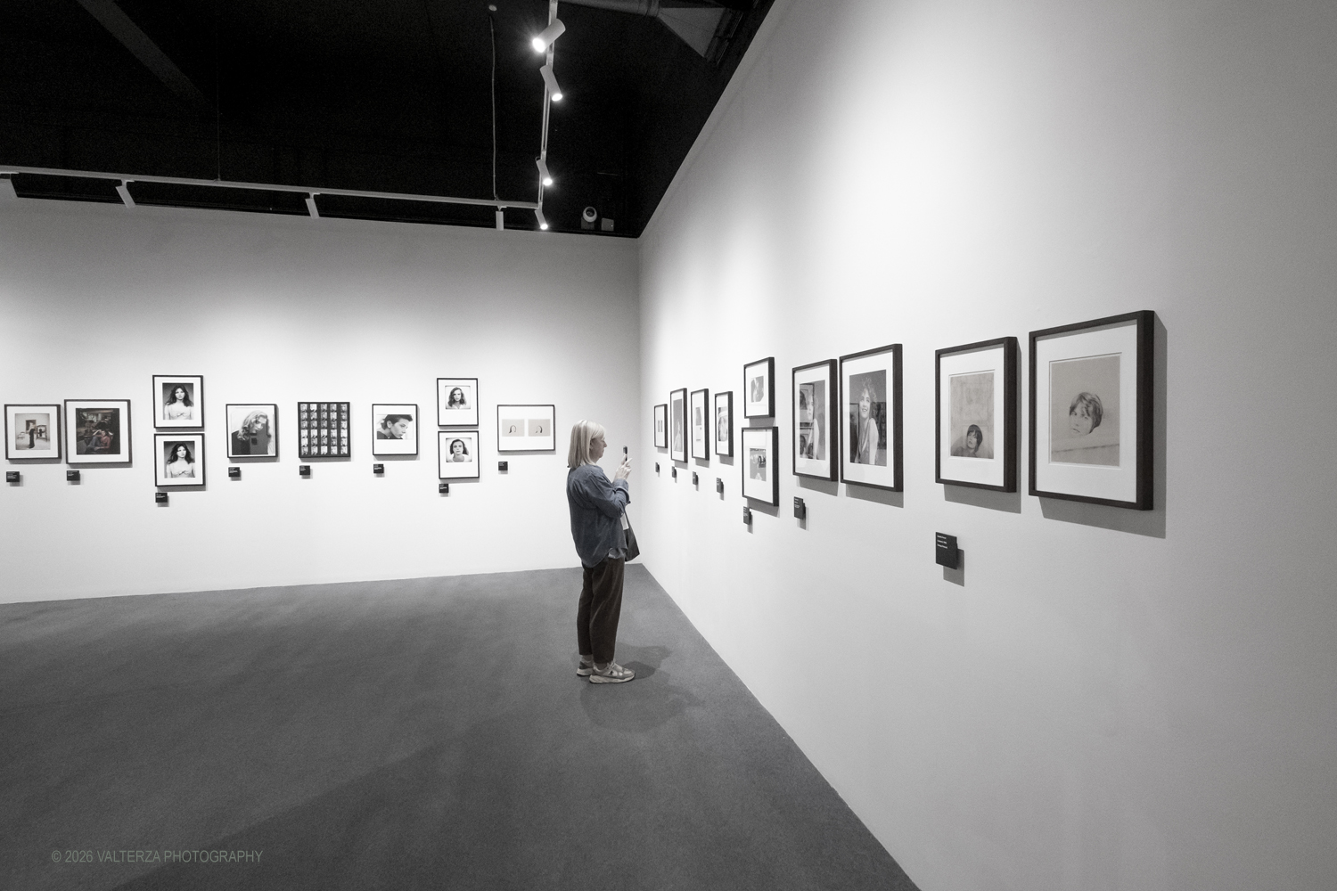 _DSF0530.jpg - 08/05/2026. Torino. Mostra ed incontro con il fotografo Toni Thorimbert, una  ottima opportunitÃ  per entrare nel mondo dellâ€™artista italosvizzero e scoprire come la sua fotografia si sia evoluta tra sperimentazione, introspezione e una sorprendente originalitÃ . Nella foto in visita alla mostra