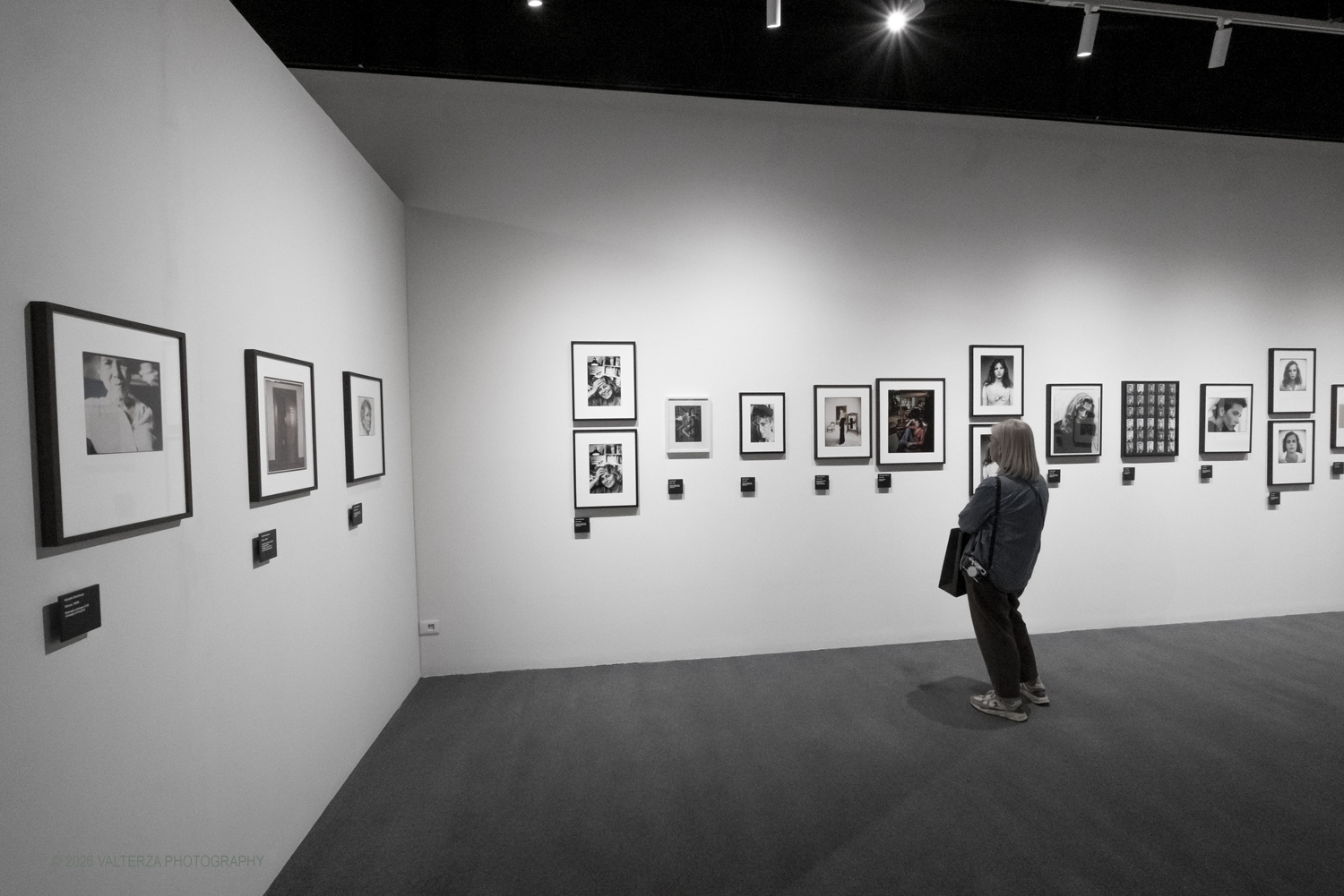 _DSF0542.jpg - 08/05/2026. Torino. Mostra ed incontro con il fotografo Toni Thorimbert, una  ottima opportunitÃ  per entrare nel mondo dellâ€™artista italosvizzero e scoprire come la sua fotografia si sia evoluta tra sperimentazione, introspezione e una sorprendente originalitÃ . Nella foto in visita alla mostra