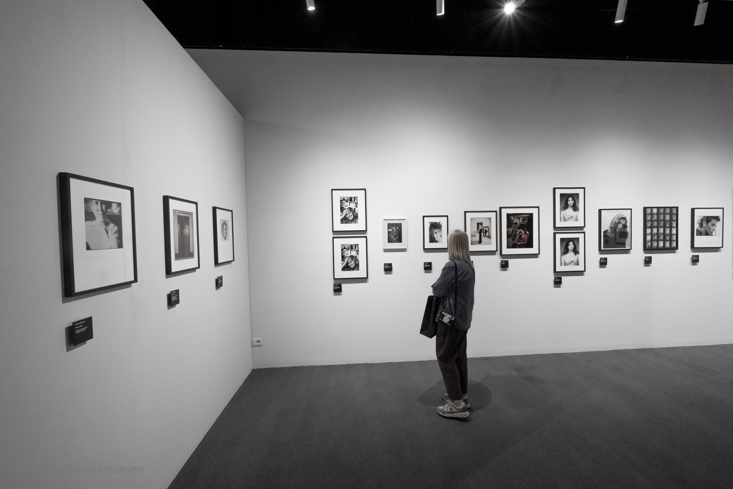 _DSF0543.jpg - 08/05/2026. Torino. Mostra ed incontro con il fotografo Toni Thorimbert, una  ottima opportunitÃ  per entrare nel mondo dellâ€™artista italosvizzero e scoprire come la sua fotografia si sia evoluta tra sperimentazione, introspezione e una sorprendente originalitÃ . Nella foto in visita alla mostra