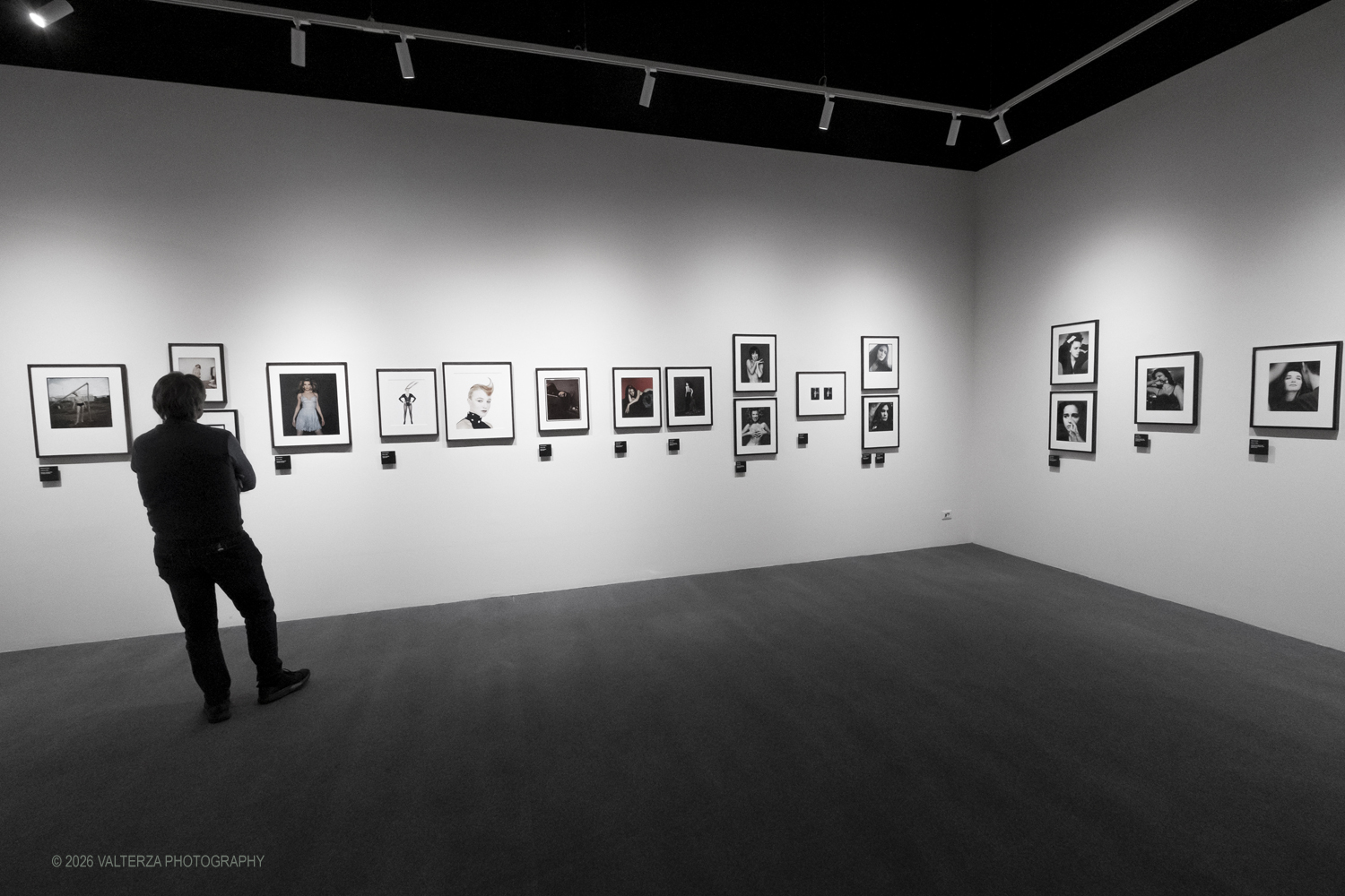 _DSF0545.jpg - 08/05/2026. Torino. Mostra ed incontro con il fotografo Toni Thorimbert, una  ottima opportunitÃ  per entrare nel mondo dellâ€™artista italosvizzero e scoprire come la sua fotografia si sia evoluta tra sperimentazione, introspezione e una sorprendente originalitÃ . Nella foto in visita alla mostra