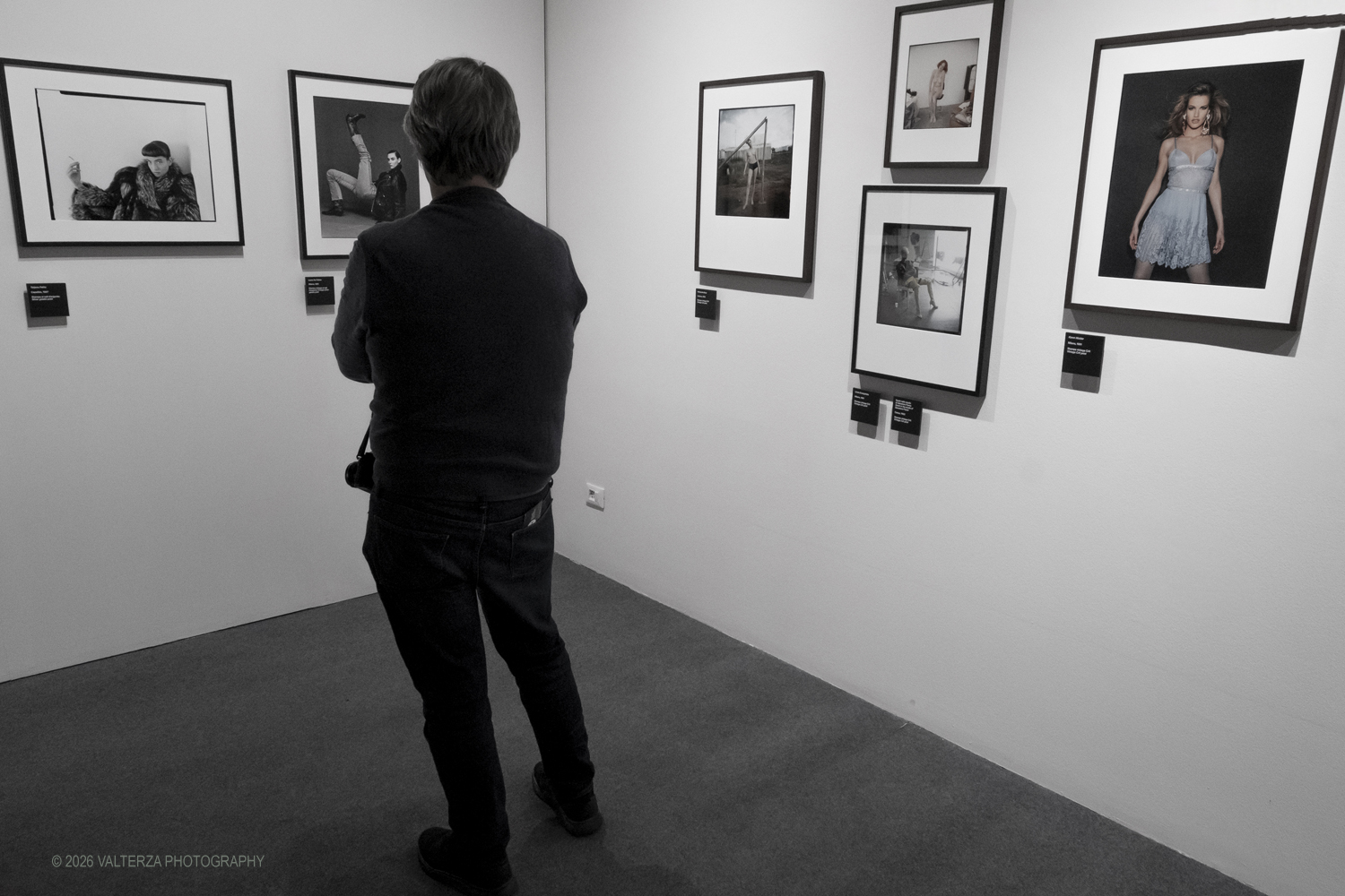 _DSF0558.jpg - 08/05/2026. Torino. Mostra ed incontro con il fotografo Toni Thorimbert, una  ottima opportunitÃ  per entrare nel mondo dellâ€™artista italosvizzero e scoprire come la sua fotografia si sia evoluta tra sperimentazione, introspezione e una sorprendente originalitÃ . Nella foto in visita alla mostra