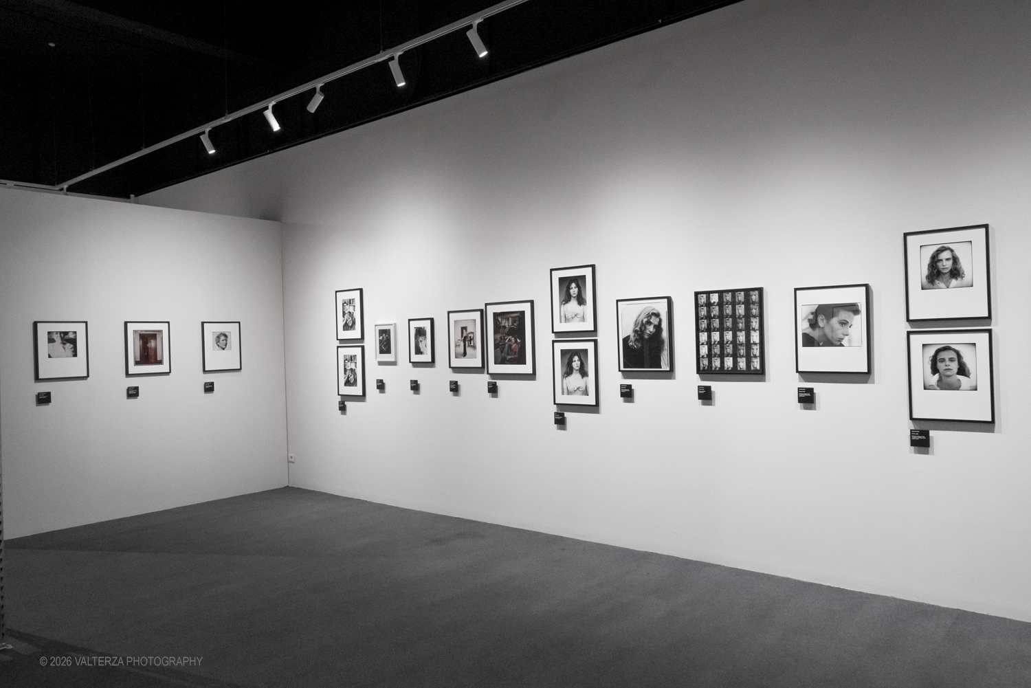 _DSF0569.jpg - 08/05/2026. Torino. Mostra ed incontro con il fotografo Toni Thorimbert, una  ottima opportunitÃ  per entrare nel mondo dellâ€™artista italosvizzero e scoprire come la sua fotografia si sia evoluta tra sperimentazione, introspezione e una sorprendente originalitÃ . Nella foto parte dell'allestimento