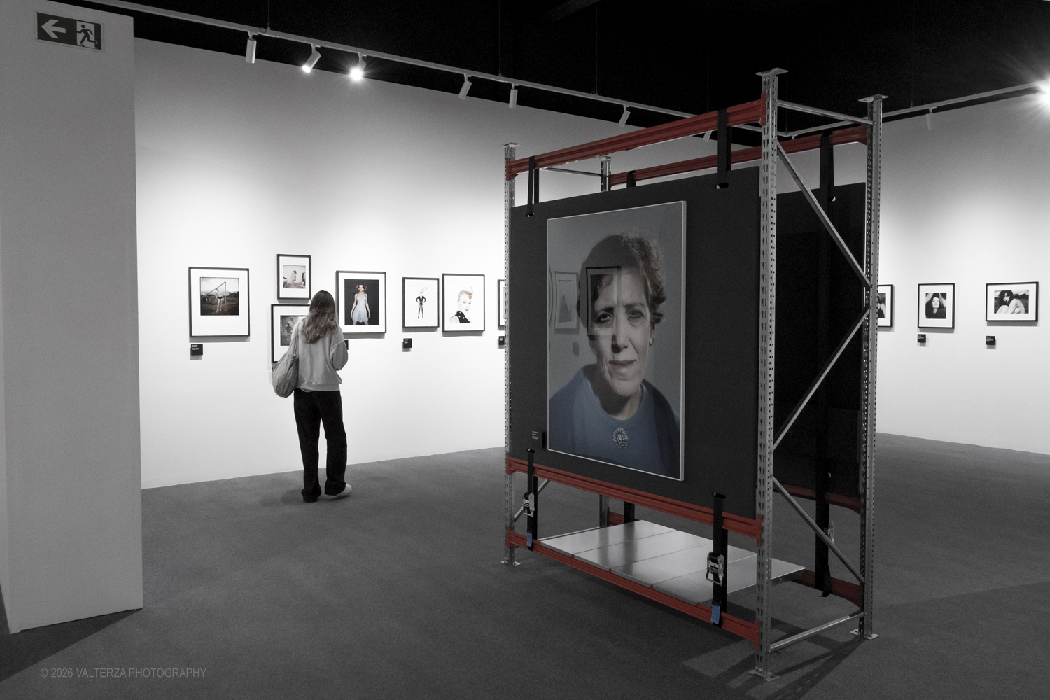 _DSF0598.jpg - 08/05/2026. Torino. Mostra ed incontro con il fotografo Toni Thorimbert, una  ottima opportunitÃ  per entrare nel mondo dellâ€™artista italosvizzero e scoprire come la sua fotografia si sia evoluta tra sperimentazione, introspezione e una sorprendente originalitÃ . Nella foto in visita alla mostra