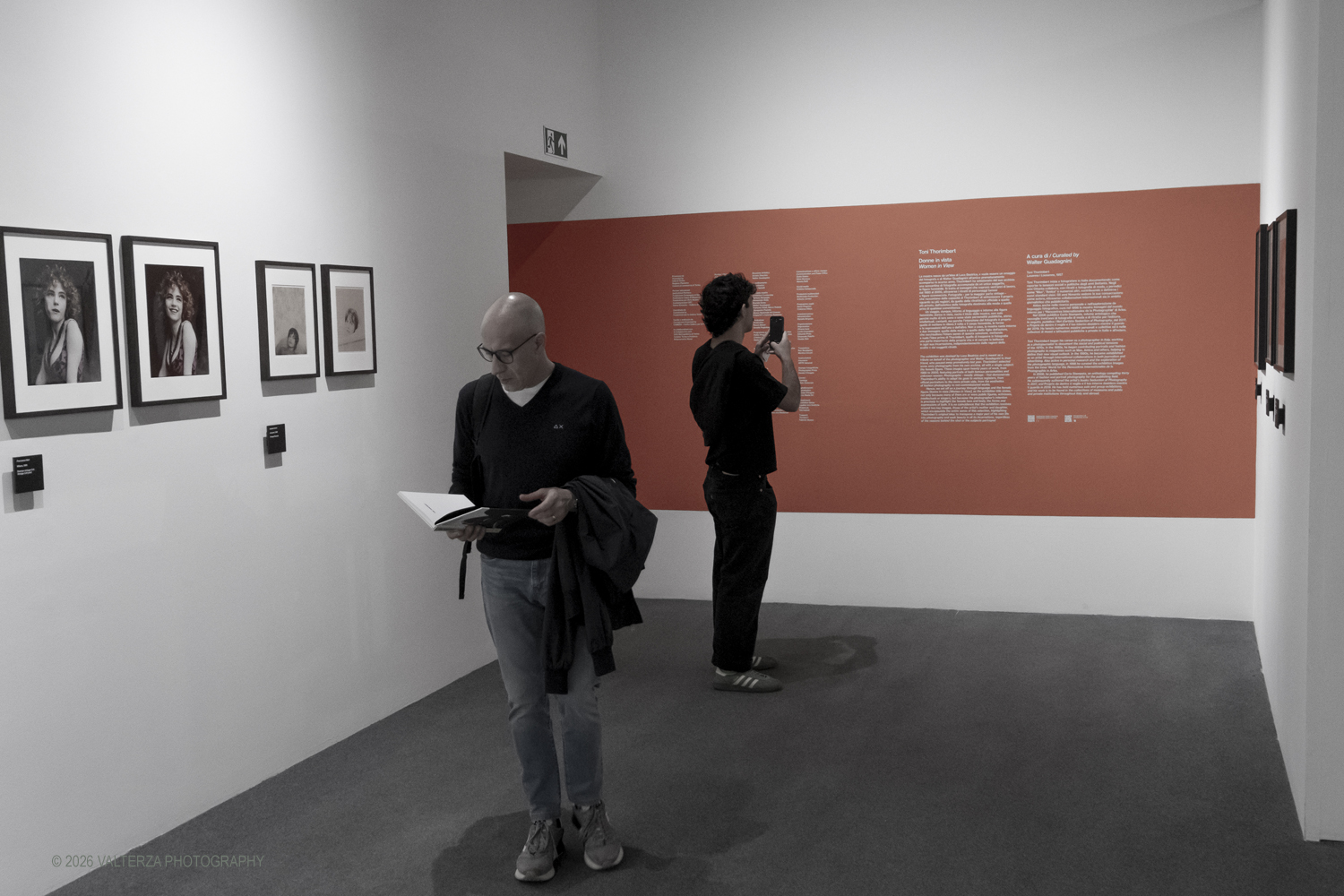 _DSF0606.jpg - 08/05/2026. Torino. Mostra ed incontro con il fotografo Toni Thorimbert, una  ottima opportunitÃ  per entrare nel mondo dellâ€™artista italosvizzero e scoprire come la sua fotografia si sia evoluta tra sperimentazione, introspezione e una sorprendente originalitÃ . Nella foto in visita alla mostra