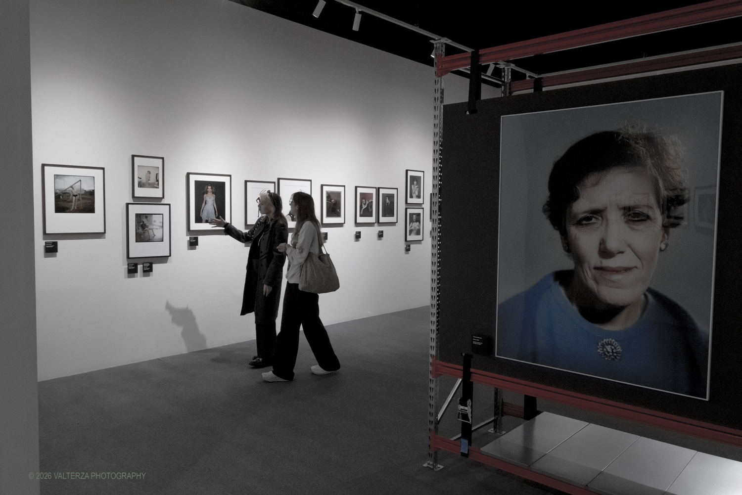 _DSF0611.jpg - 08/05/2026. Torino. Mostra ed incontro con il fotografo Toni Thorimbert, una  ottima opportunitÃ  per entrare nel mondo dellâ€™artista italosvizzero e scoprire come la sua fotografia si sia evoluta tra sperimentazione, introspezione e una sorprendente originalitÃ . Nella foto in visita alla mostra
