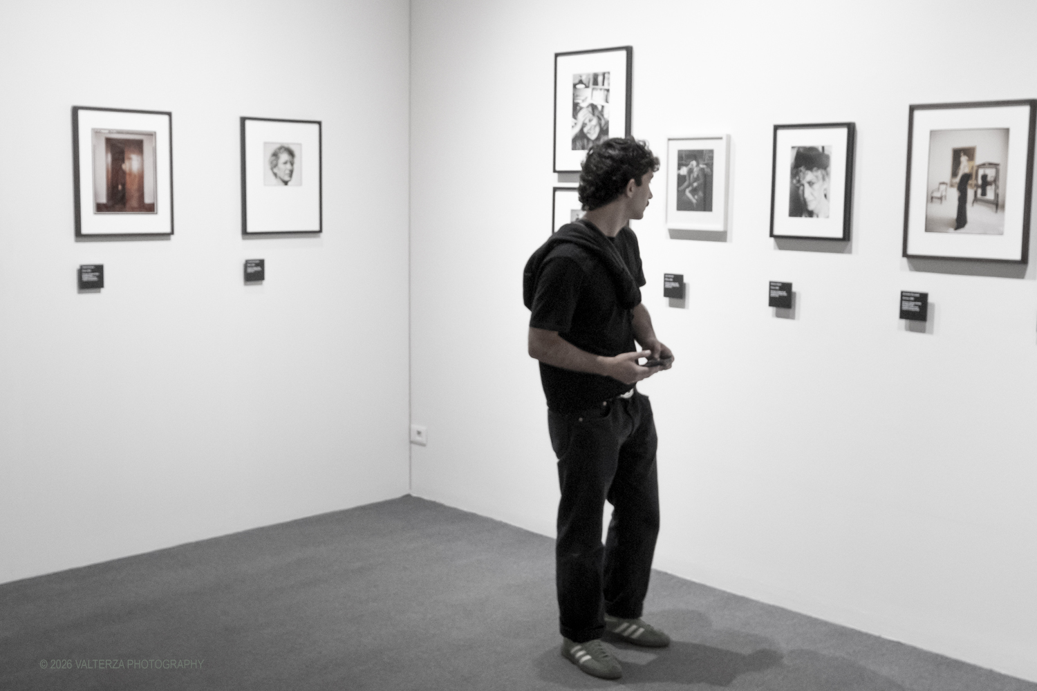 _DSF0624.jpg - 08/05/2026. Torino. Mostra ed incontro con il fotografo Toni Thorimbert, una  ottima opportunitÃ  per entrare nel mondo dellâ€™artista italosvizzero e scoprire come la sua fotografia si sia evoluta tra sperimentazione, introspezione e una sorprendente originalitÃ . Nella foto in visita alla mostra