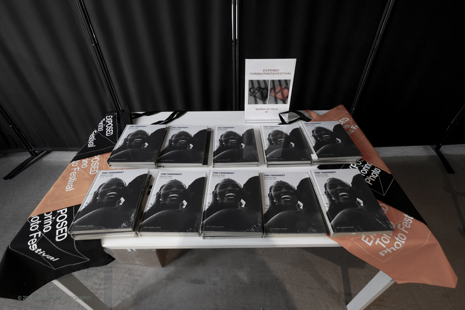 _DSF0631.jpg - 08/05/2026. Torino. Mostra ed incontro con il fotografo Toni Thorimbert, una  ottima opportunitÃ  per entrare nel mondo dellâ€™artista italosvizzero e scoprire come la sua fotografia si sia evoluta tra sperimentazione, introspezione e una sorprendente originalitÃ . Nella foto il catalogo della mostra