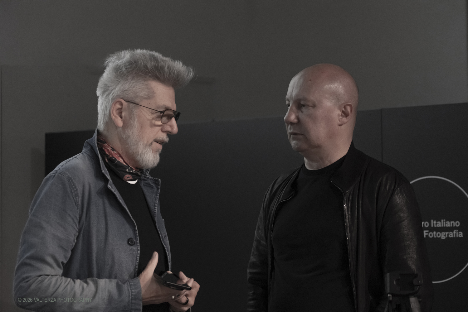 _DSF2883.jpg - 08/05/2026. Torino. Mostra ed incontro con il fotografo Toni Thorimbert, una  ottima opportunitÃ  per entrare nel mondo dellâ€™artista italosvizzero e scoprire come la sua fotografia si sia evoluta tra sperimentazione, introspezione e una sorprendente originalitÃ . Nella foto Toni Thorimbert, fotografoWalter Guadagnini, direttore artistico di EXPOSED