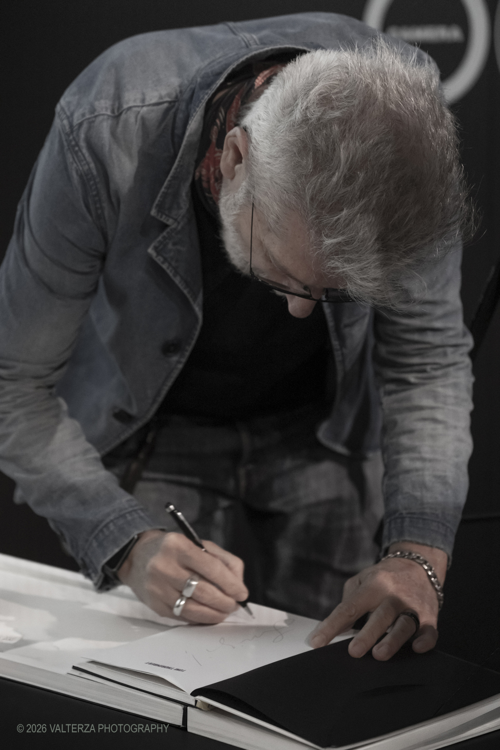 _DSF2897.jpg - 08/05/2026. Torino. Mostra ed incontro con il fotografo Toni Thorimbert, una  ottima opportunitÃ  per entrare nel mondo dellâ€™artista italosvizzero e scoprire come la sua fotografia si sia evoluta tra sperimentazione, introspezione e una sorprendente originalitÃ . Nella foto Toni Thorimbert al Firmacopie