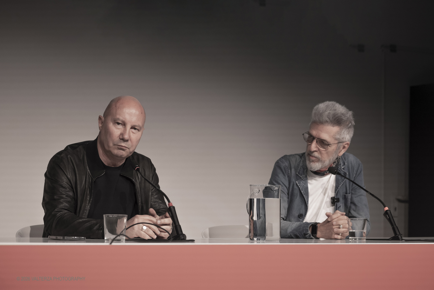 _DSF2941.jpg - 08/05/2026. Torino. Mostra ed incontro con il fotografo Toni Thorimbert, una  ottima opportunitÃ  per entrare nel mondo dellâ€™artista italosvizzero e scoprire come la sua fotografia si sia evoluta tra sperimentazione, introspezione e una sorprendente originalitÃ . Nella foto Toni Thorimbert, fotografoWalter Guadagnini, direttore artistico di EXPOSED in conferenza