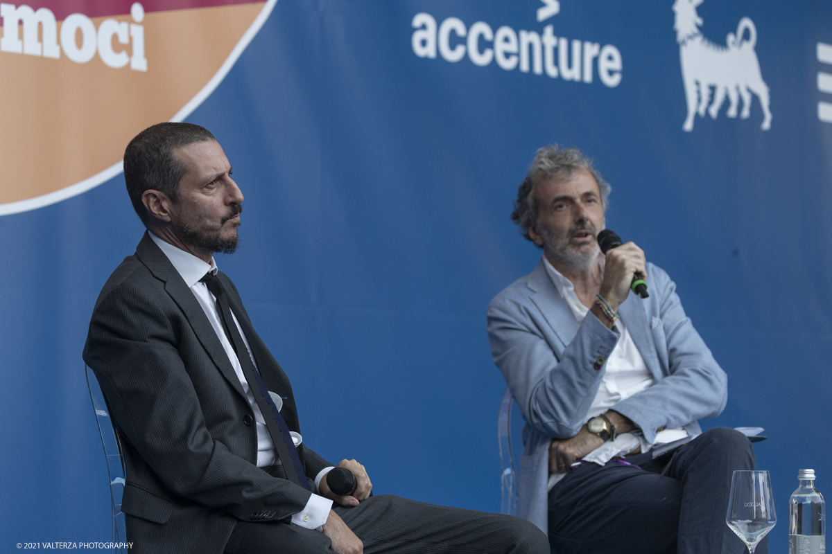 _G3I8355.jpg - 3/08/2021. Dogliani (Cuneo). Dal 3 al 5 Settembre torna a Dogliani (CN) il Festival della TV e dei Nuovi Media. Un festival in cui parlare e discutere la televisione di oggi e quella del futuro, uno spazio di incontro, dibattito ed approfondimento sui grandi temi della comunicazione e dei media digitali presenti i grandi protagonisti della comunicazione e dell'intrattenimento. Nellaa foto Le molte vite di Luca Bizzarri, Emilio Targia intervista Luca Bizzarri.