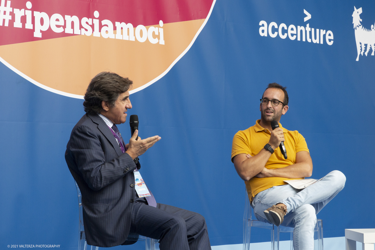 _X9B9338.jpg - 3/08/2021. Dogliani (Cuneo). Dal 3 al 5 Settembre torna a Dogliani (CN) il Festival della TV e dei Nuovi Media. Un festival in cui parlare e discutere la televisione di oggi e quella del futuro, uno spazio di incontro, dibattito ed approfondimento sui grandi temi della comunicazione e dei media digitali presenti i grandi protagonisti della comunicazione e dell'intrattenimento. Nella foto Un dialogo sull'edittoria. Urbano Cairo , editore del Corriere della Sera e de La 7, dialoga con Claudio Cerasa, Direttore de il Foglio