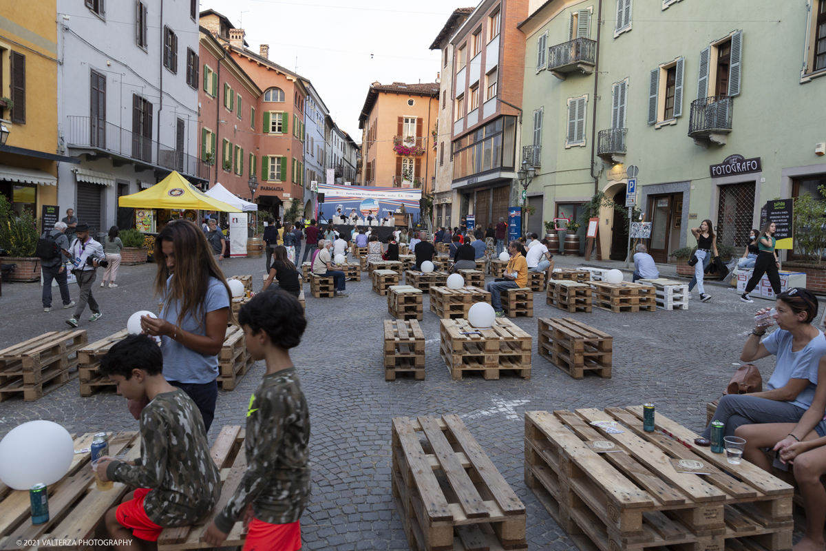 _X9B9781.jpg - 3/08/2021. Dogliani (Cuneo). Dal 3 al 5 Settembre torna a Dogliani (CN) il Festival della TV e dei Nuovi Media. Un festival in cui parlare e discutere la televisione di oggi e quella del futuro, uno spazio di incontro, dibattito ed approfondimento sui grandi temi della comunicazione e dei media digitali presenti i grandi protagonisti della comunicazione e dell'intrattenimento. Nella foto Il cibo come strumeentto di viaggio con Lorenzo Bigiarelli, Luca Iaccarino, Teo Musso, Elisabetta Pagani in piazza Carlo Alberto