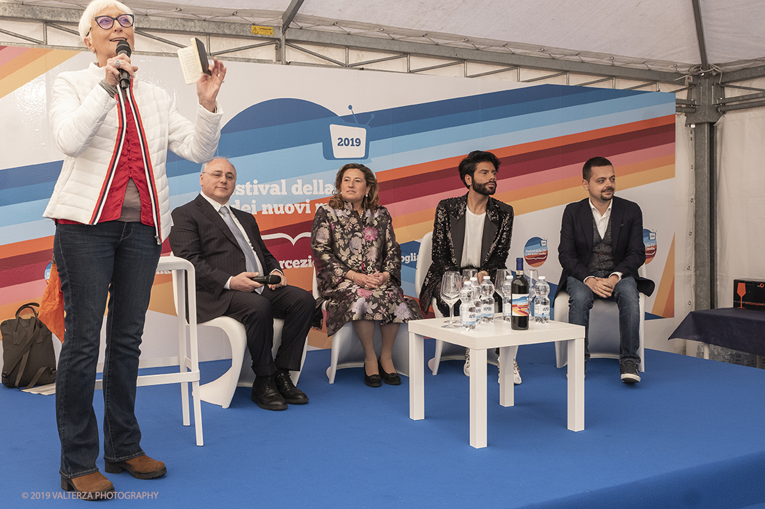 DSCF5432.jpg - 04/05/2019. Dogliani 2-5Maggio. Festival della TV avente come tema#percezioni, 4 giorni di dialoghi, confronti sguardi verso il mondo di domani. Nella foto partecipanti all'incontro "Real Time, la TV delle Meraviglie.", la conduttrice Alessandra Comazzi, Imma Polese, Federico Lauri, Gesualdo Vercio